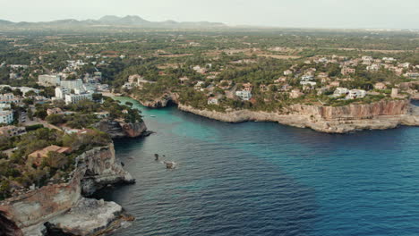 pueblo costero rodeado de bosques y acantilados de piedra en la playa de santanyi, cala santanyi, islas baleares, mallorca, españa