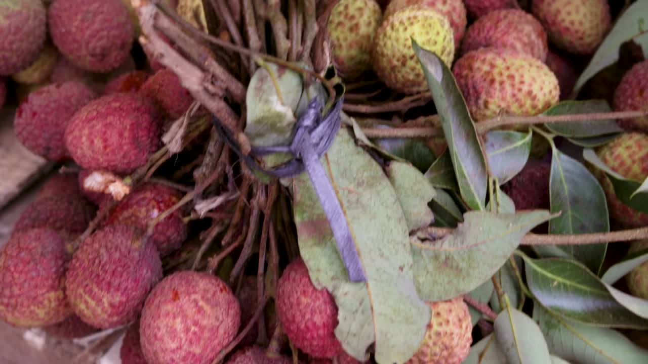manojo orgánico fresco de litchi de la granja de cerca desde un ángulo diferente