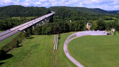 Shot-Tower-Virginia-Antenne-Mit-I77-Im-Hintergrund