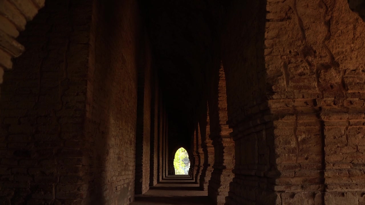 Questo Tempio Ras è uno dei più importanti punti di riferimento architettonici di Bishnupur, Bengala Occidentale. I Templi in Terracotta di Bishnupur