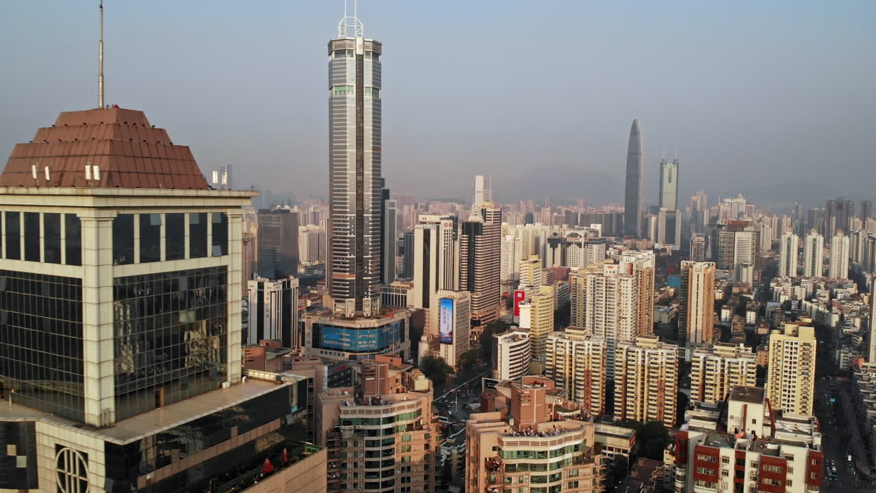 Ampla tomada de drone da paisagem urbana de arranha-céus de Shenzhen no Distrito de Luohu