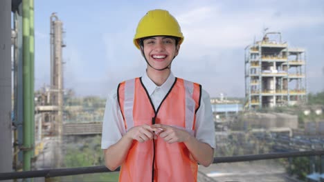 arquitecta india feliz hablando con los trabajadores