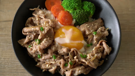 Donburi,-Reisschüssel-Mit-Schweinefleisch,-Onsen-Ei-Und-Gemüse