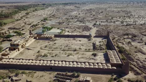 Una-Fortaleza-En-El-Desierto-Carvanserai-Era-Una-Posada-Al-Borde-De-La-Carretera-Donde-Los-Viajeros-Podían-Descansar-Y-Recuperarse-Del-Viaje-Del-Día.