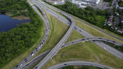 Toma-Aérea-Inclinada-Sobre-El-Tráfico,-En-Un-Cruce-De-La-Carretera-A5,-En-Gatineau,-Canadá.