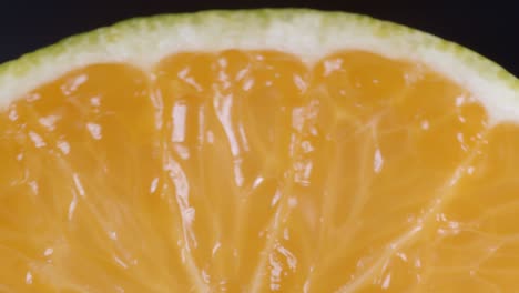 mandarina en rodajas en fondo negro