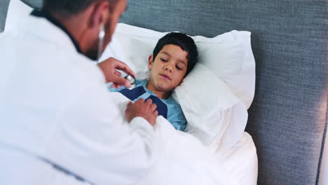 Arzt,-Junge-Und-Stethoskop-Im-Bett