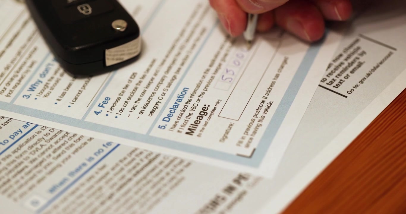 Perspektivbilde av godkjenning av V62-søknaden for registreringsbevis, inkludert kjørelengde og signatur.