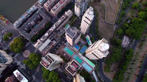 Overhead-Luftaufnahme-Von-Luxuriösen-Hochhauswohnungen-Mit-Swimmingpool-Zur-Blauen-Stunde,-Puerto-Madero,-Buenos-Aires