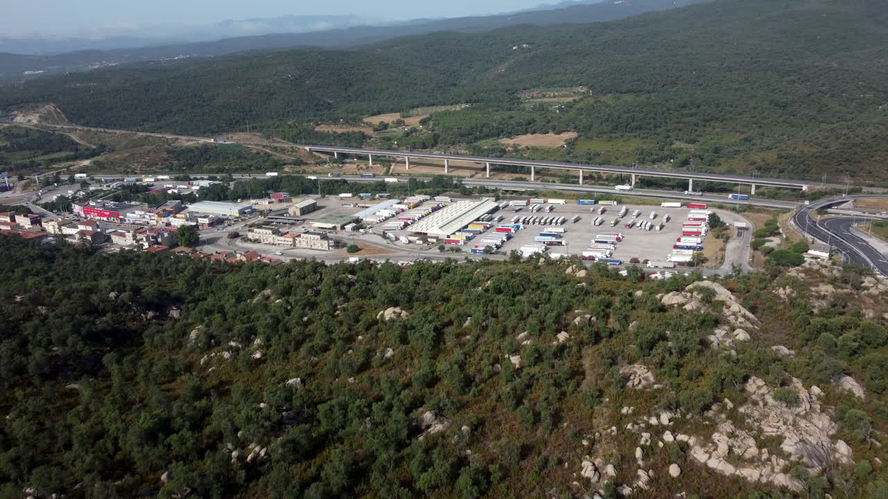 트럭 정류장 과 고속도로 휴식 공간 의 공중 사진