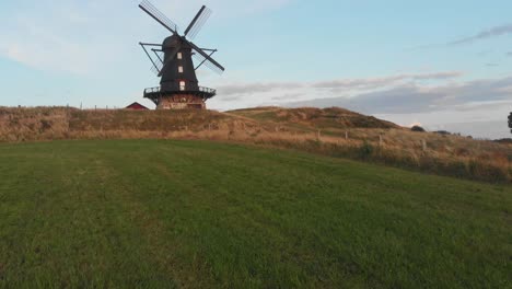 Flug-In-Richtung-Der-Alten-Traditionellen-Bräcke-Molla-In-Nyhamnsläge-Schweden,-Luftaufnahme