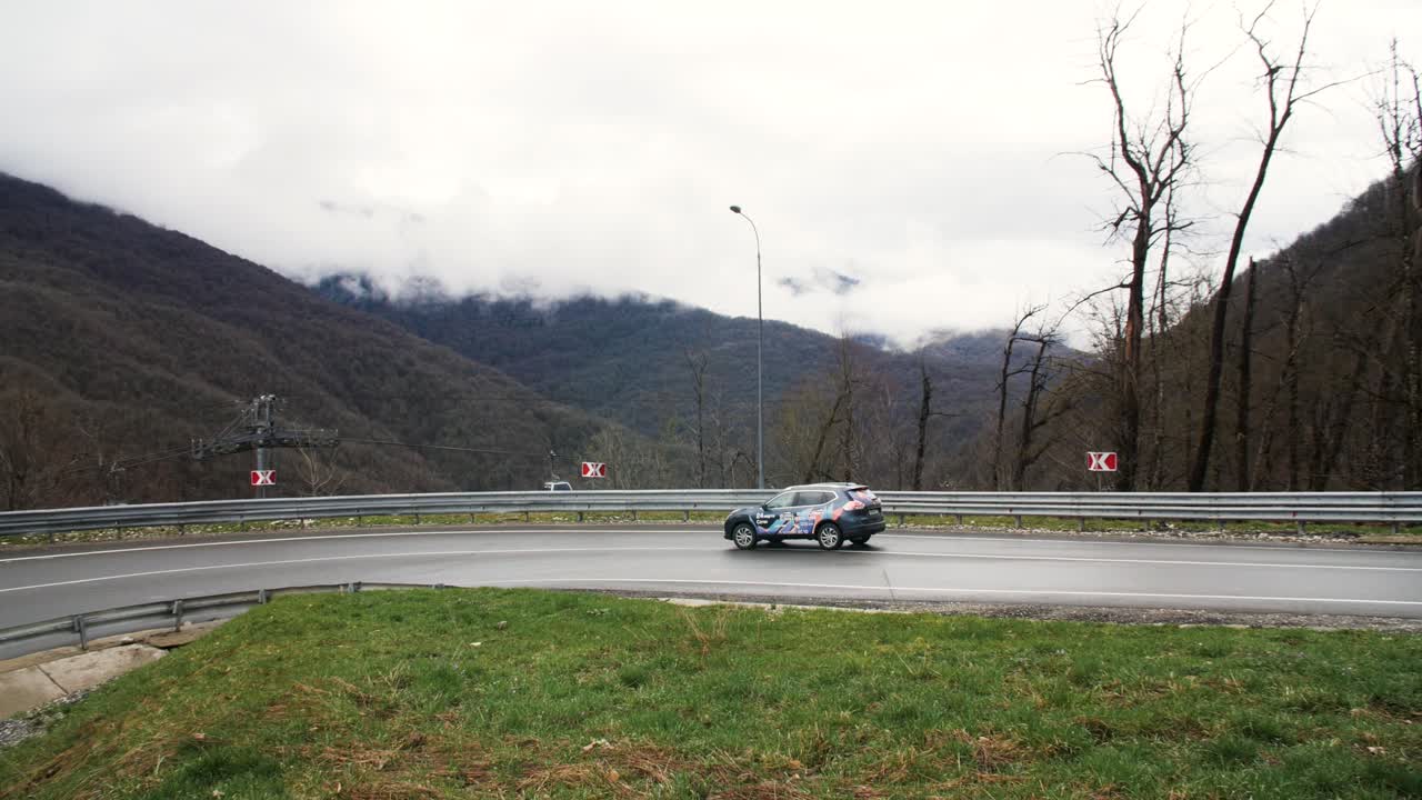 자동차와 함께 산길