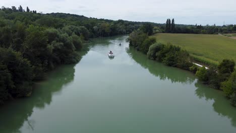 Disparo-Aéreo-Por-Drone,-Barcos-Navegando-En-El-Río,-Francia