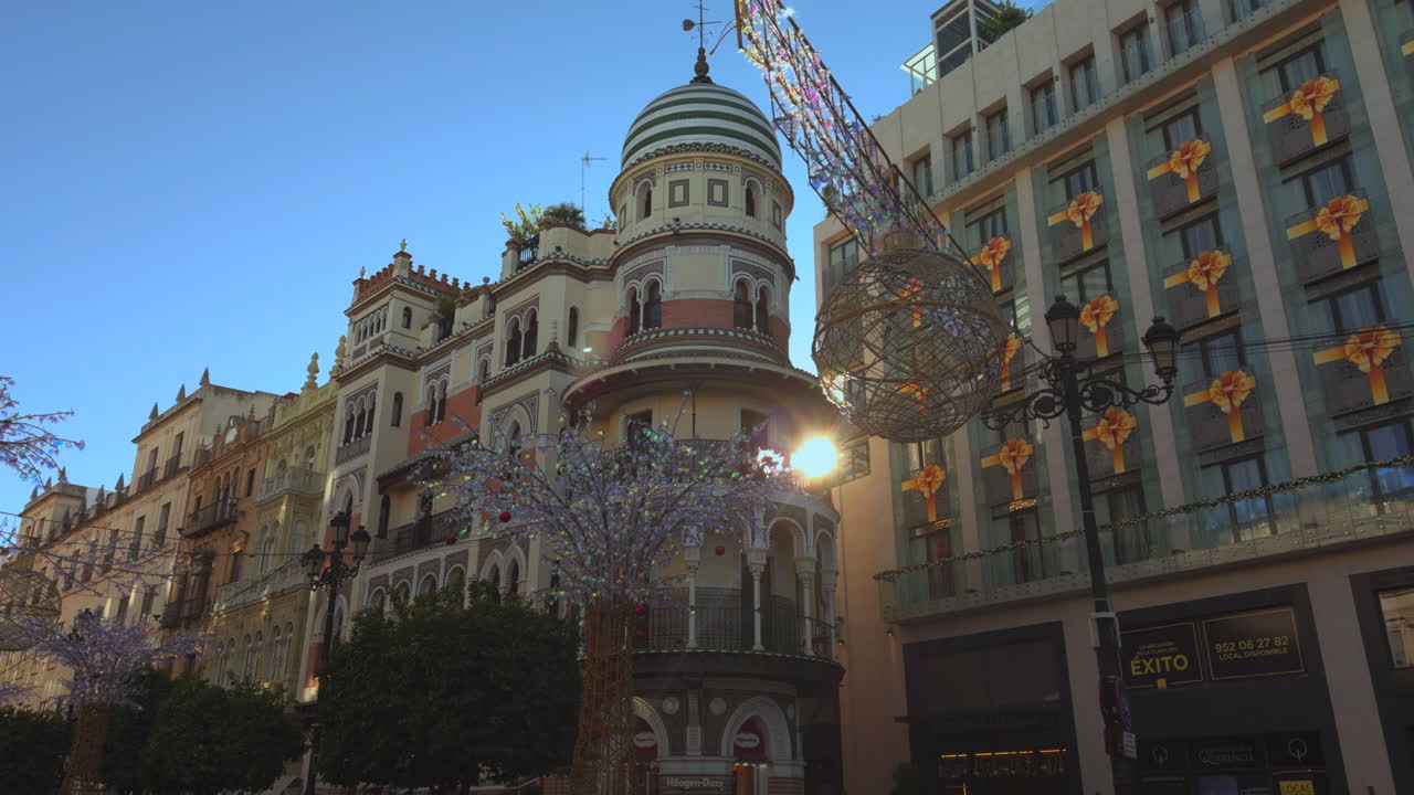 Via cittadina con edifici decorati e addobbi festivi