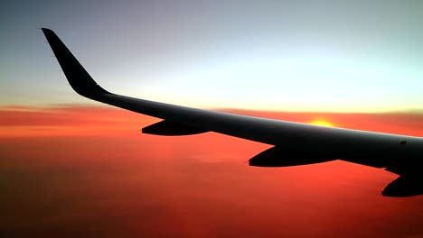 hermosa vista del amanecer desde las ventanas de los aviones comerciales