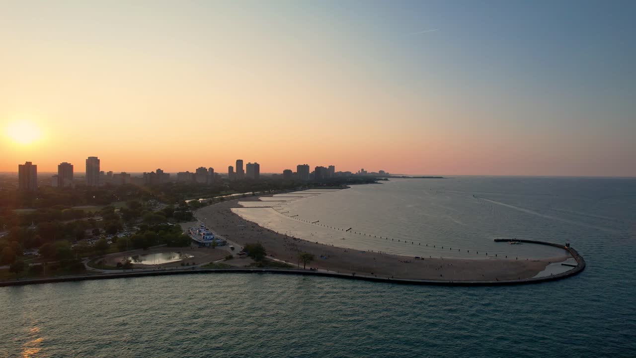 playa frente al mar y el horizonte de la ciudad al atardecer