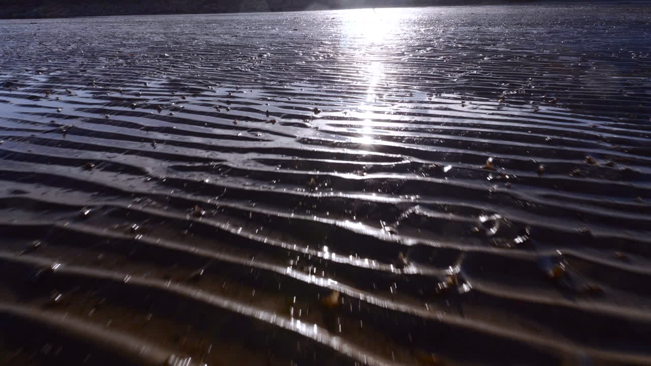 아일랜드 전역의 썰물 때 아름다운 모래 파도