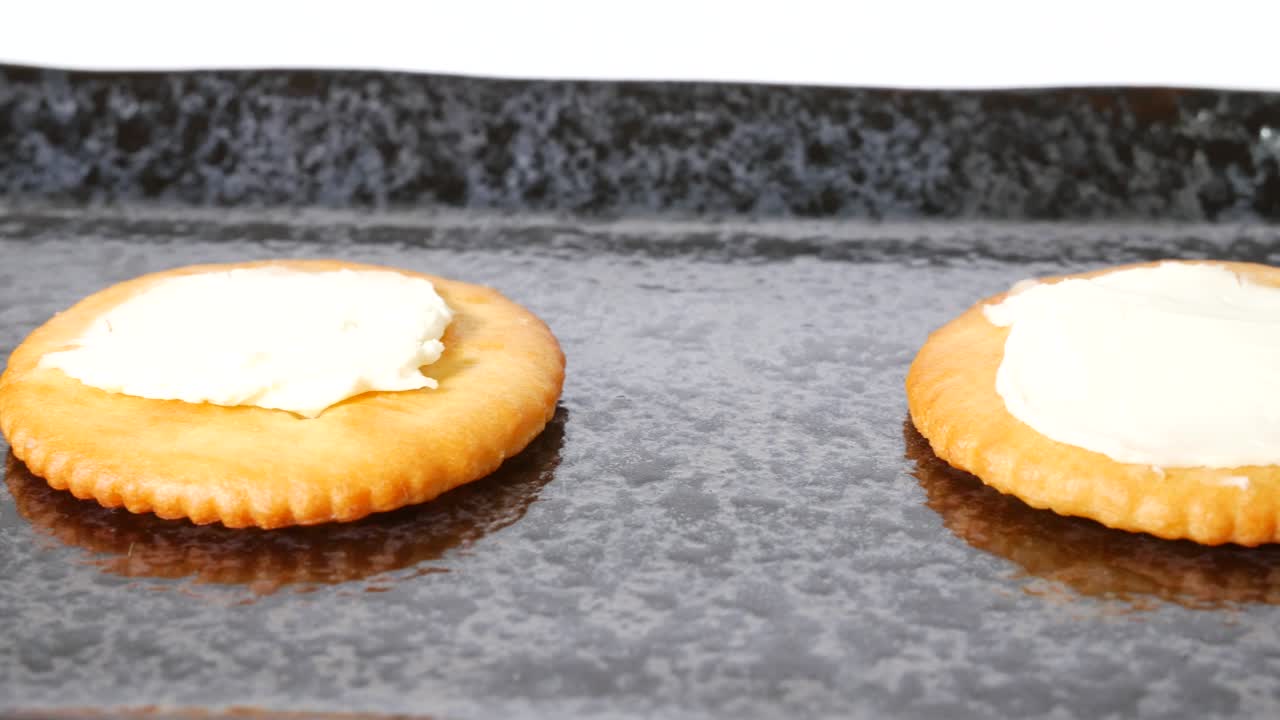 galletas redondas con queso crema