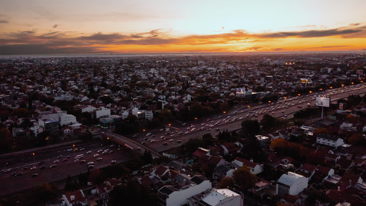 Hiperlapse aéreo do tráfego em rodovia em Buenos Aires ao pôr do sol.