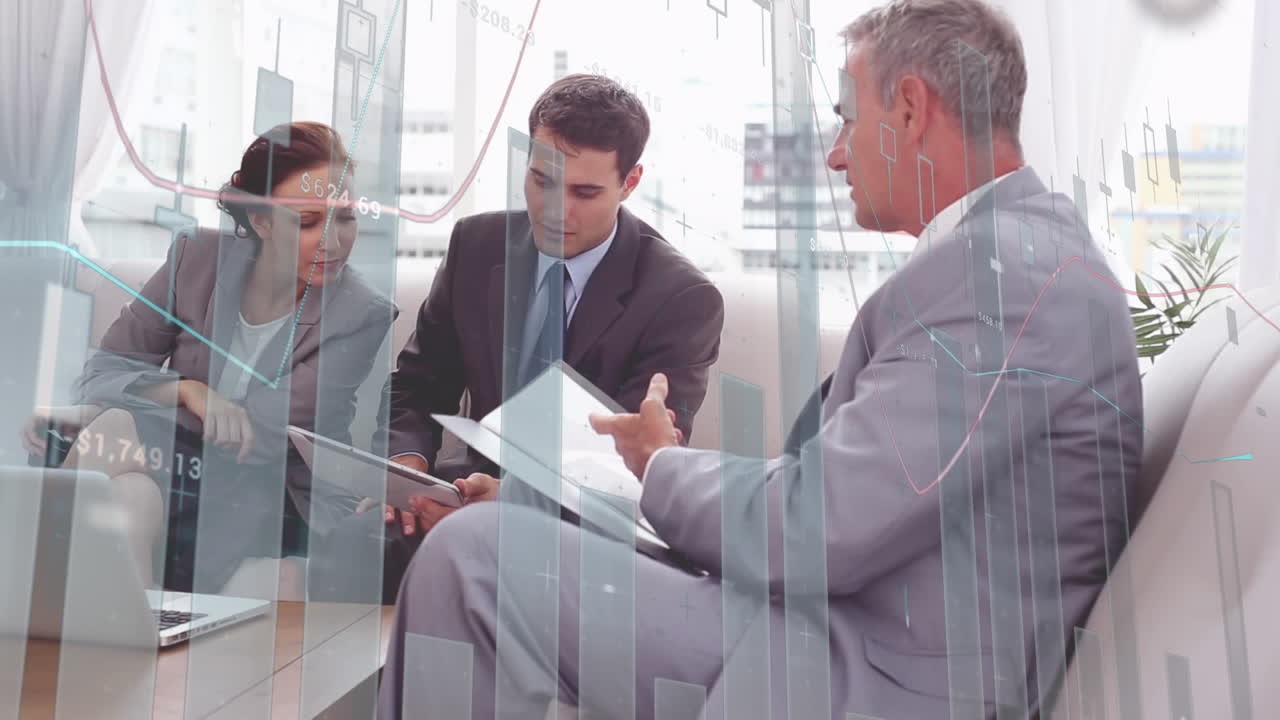 animación del procesamiento de datos financieros sobre diversas personas de negocios en la oficina