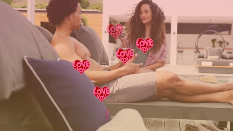 te encanta la animación de texto sobre una pareja relajándose en sillas al aire libre