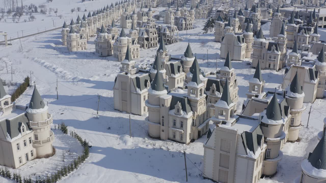 버지 알 바바스 (burj al babas) 의 버려진 디즈니 건물에서 눈을 향해 이동하는 드론