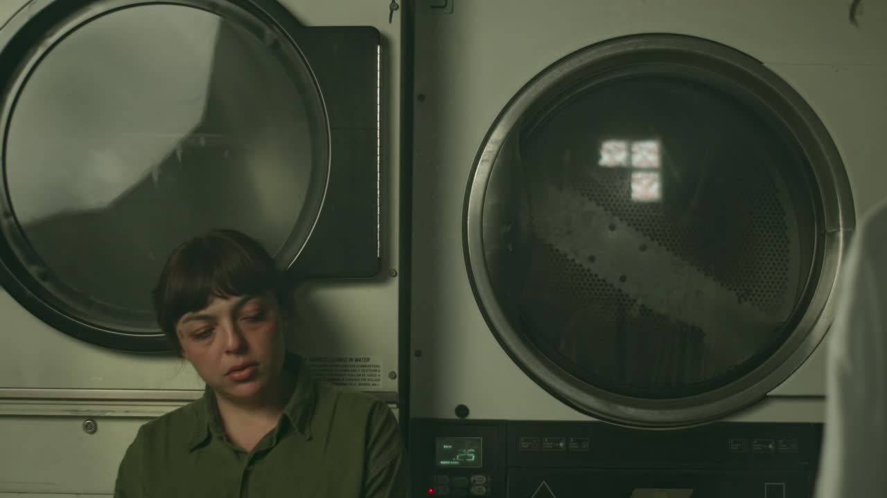 세탁실에서 절망적인 젊은 라티나 여성