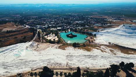 vídeo aéreo 4k de un drone de una atracción turística pamukkale, piscina natural con agua azul, mineral calcáreo de pavo