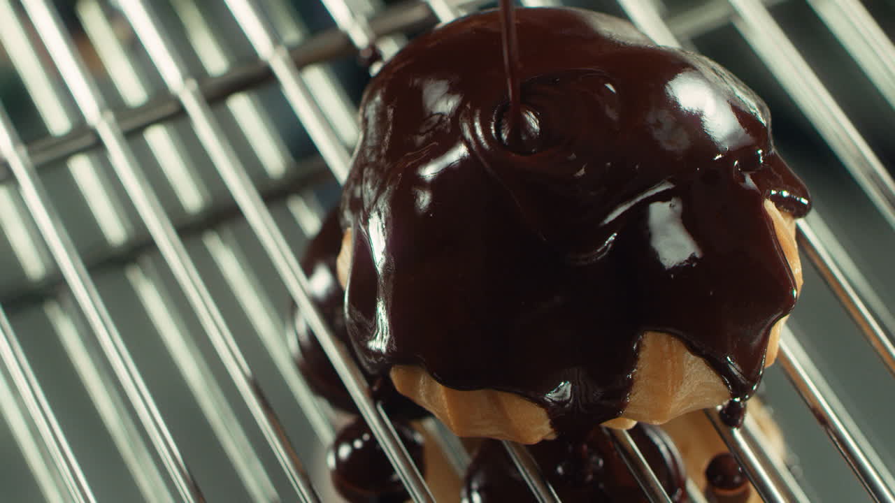 Chocolate derretido fluindo sobre bolo saboroso em câmera lenta