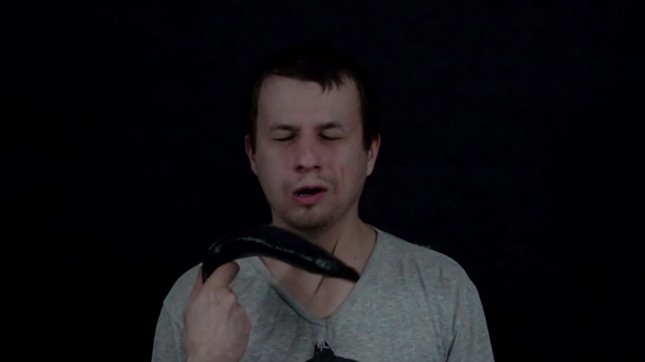 나쁜 새에 반응하는 남자