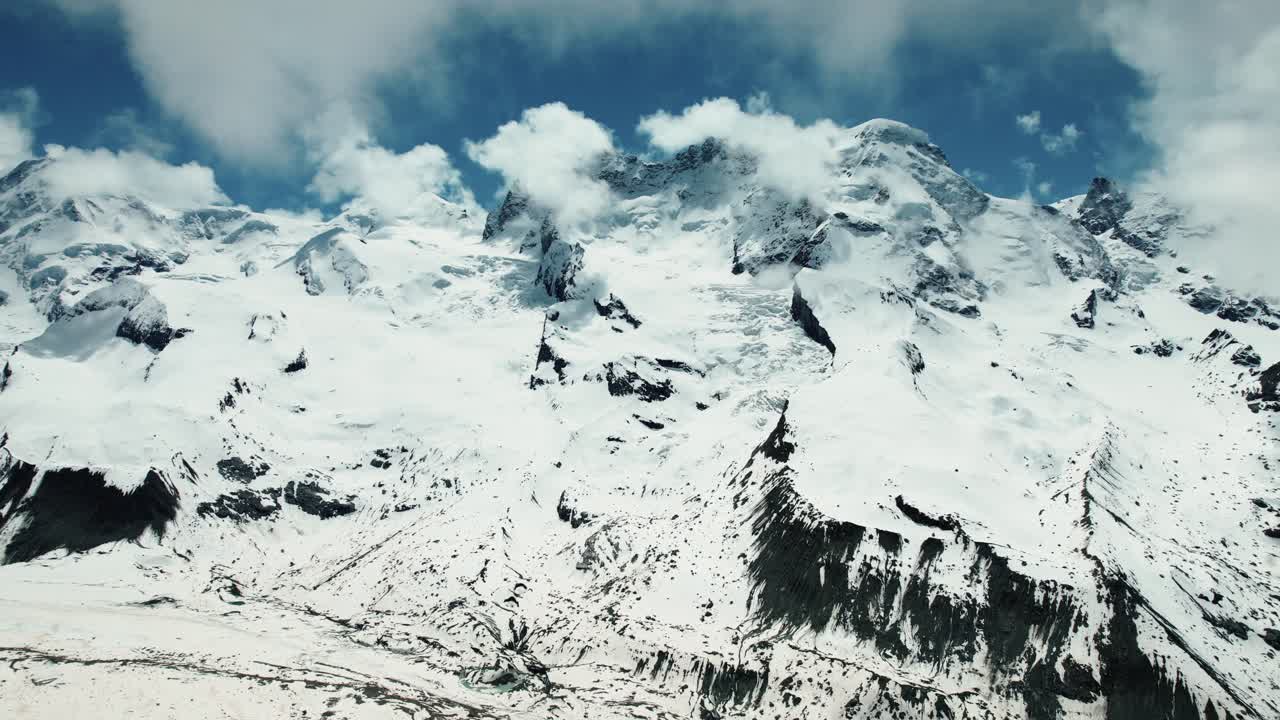 스위스 제르마트 (zermatt) 에서 눈으로 인 알파인 산에서 멀리 떨어진 곳에서 4k 드론이 뒤로 날아갑니다.