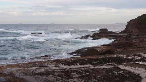 Orilla-Rocosa-Con-Olas-Rompiendo-Por-La-Tarde