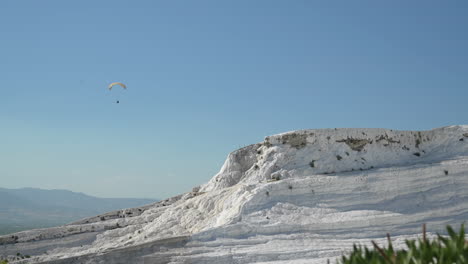 paracaídas parapente volando por encima de pamukkale, turquía