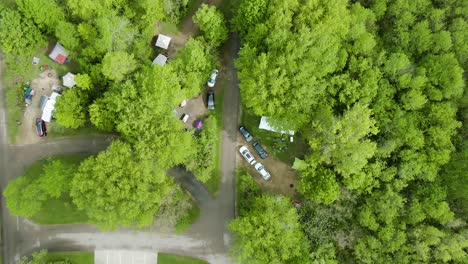 vista de pájaro sobre una pequeña carretera con campings a ambos lados de la carretera en wisconsing, ee.uu.