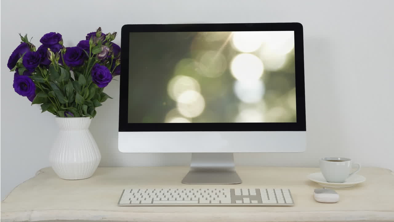 책상 에 있는 컴퓨터 스크린 에 있는 스포트 라이트 의 애니메이션