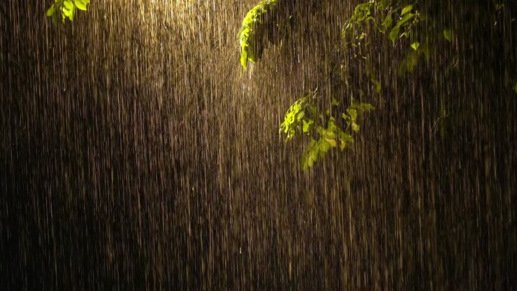 Metraje 4K de lluvia intensa con cámara de alta velocidad