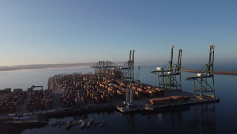 barco de puerto industrial en sines