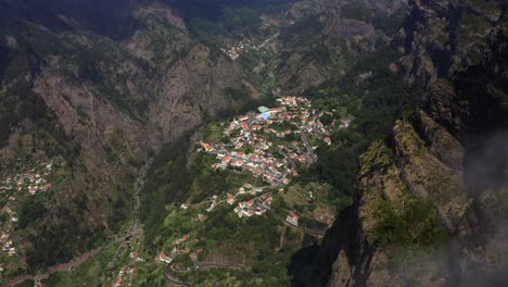 Aéreo:-Pequeño-Pueblo-Entre-Nubes-En-Las-Montañas-De-Madeira