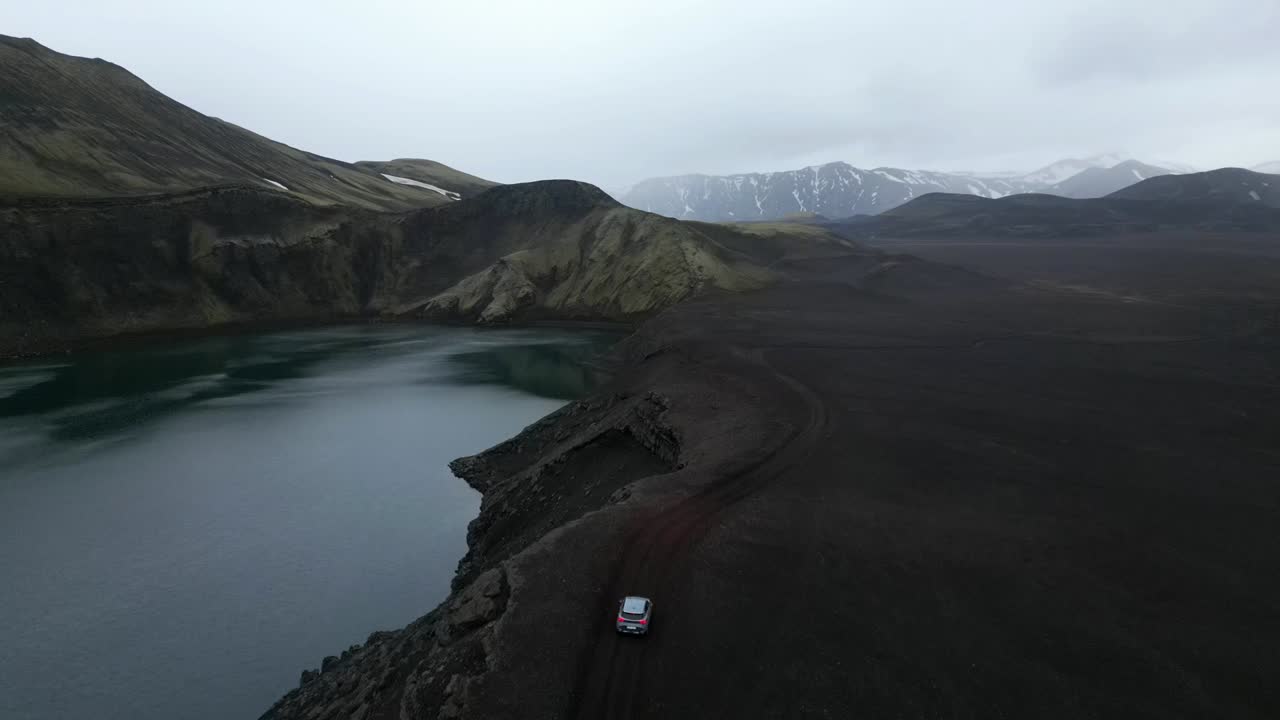 vista aérea desde un coche 4x4 conduciendo alrededor del lago del cráter de blahylur en las tierras altas del sur de islandia durante el verano