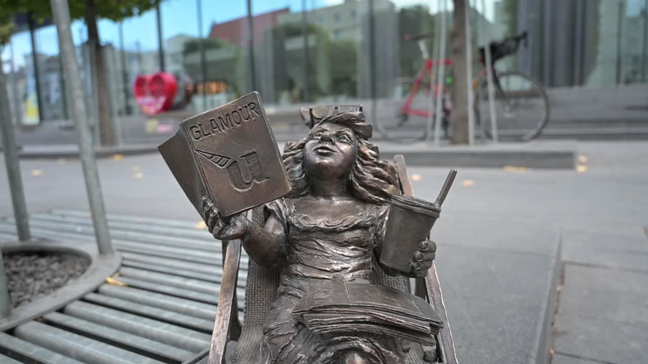 escultura de un enano con un libro de glamour en la ciudad de wroclaw