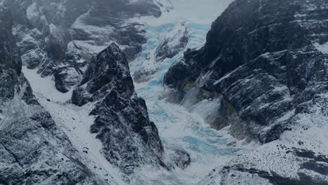 hermosos lagos y glaciares en las remotas montañas de los andes patagonia 1