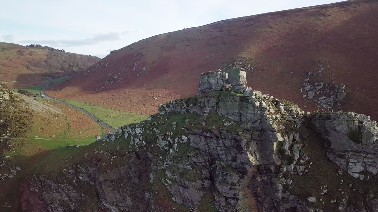una ladera rocosa bajo un cielo despejado en el valle de las rocas en north devon, inglaterra