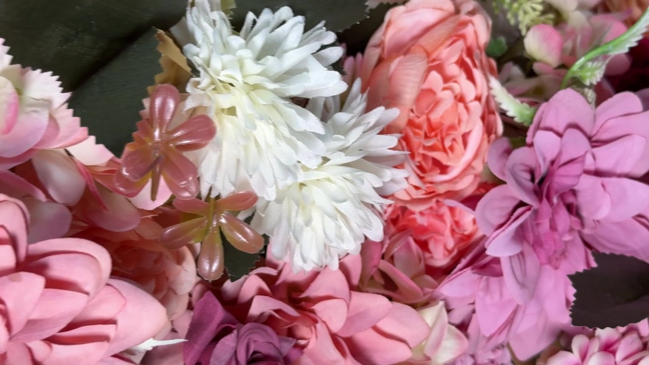 Primo piano vibrante e avvolgente di una variegata composizione floreale artificiale