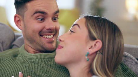 pareja, hablando y conversación divertida con confianza