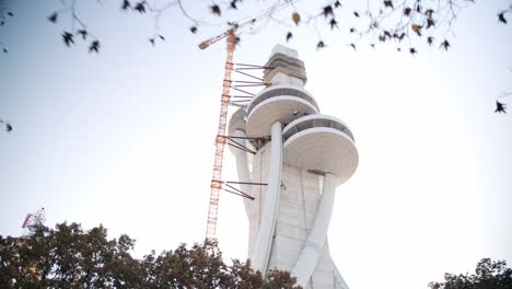 torre de antena aek en construcción en la montaña de vodno en macedonia