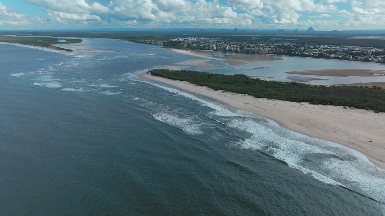 casa de vidrio montañas isla de sobornos reyes playa sol costa drone aéreo jet ski barco verano otoño invierno australia australia aussie impresionante hermosa arena queensland caloundra hacia adelante pan up