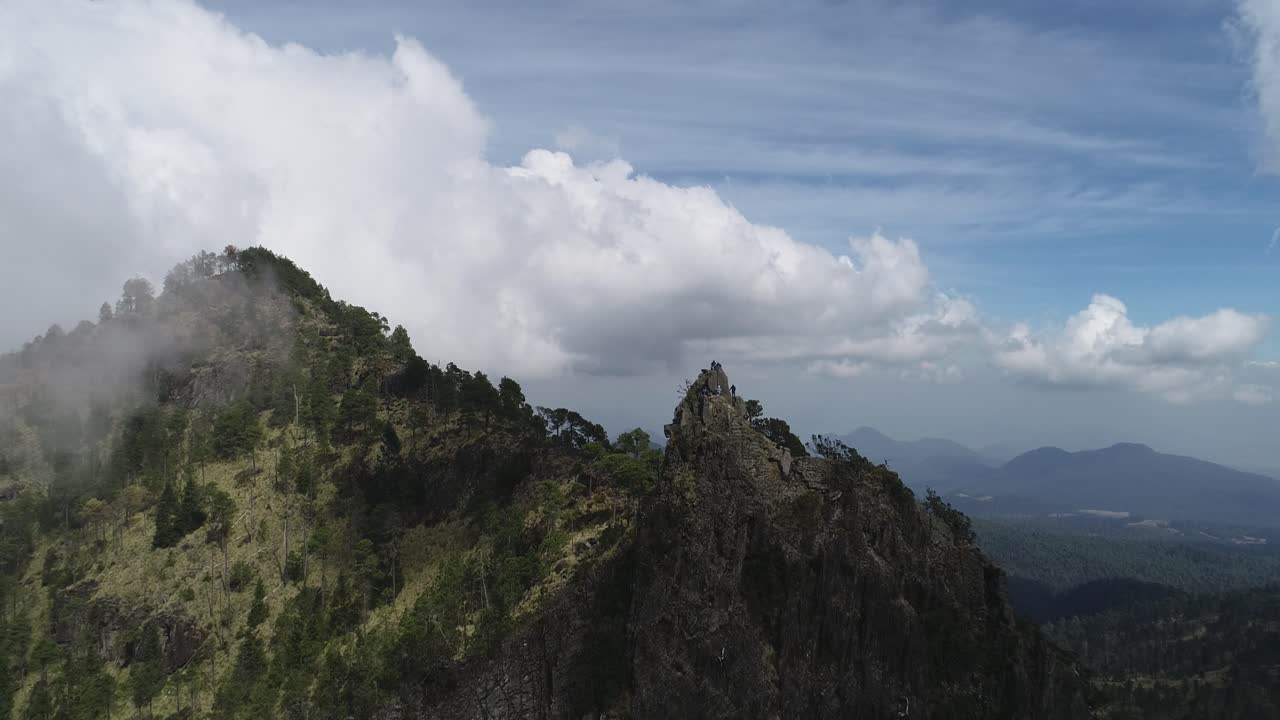 alejándose de la cima de una montaña en méxico