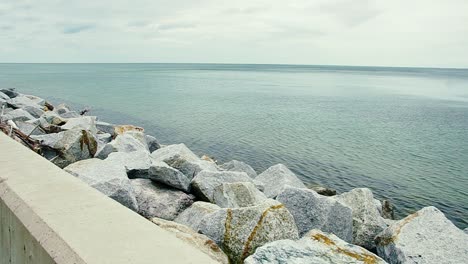 una hermosa vista junto al mar