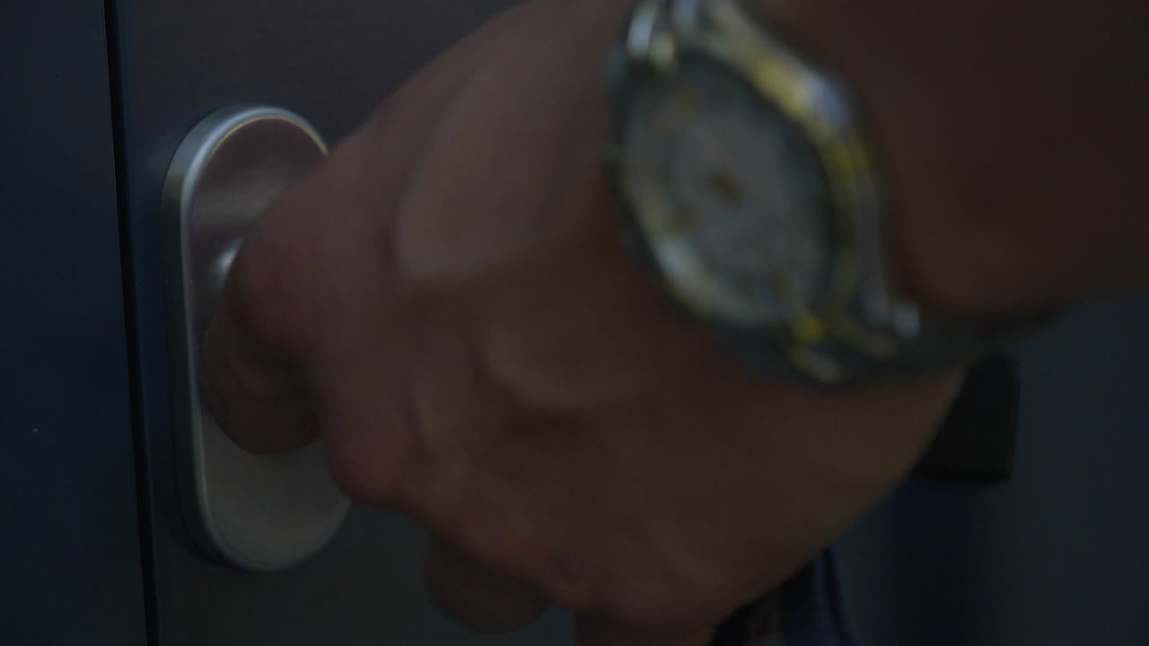 primer plano de una persona desbloqueando un