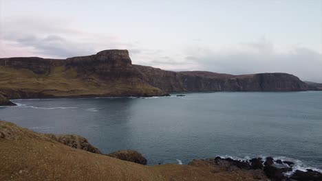 Riesige-Klippe-Auf-Der-Isle-Of-Skye-In-Schottland